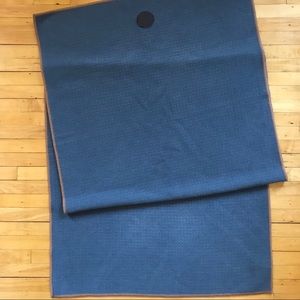 Manduka Yogitoes Skidless yoga mat towel